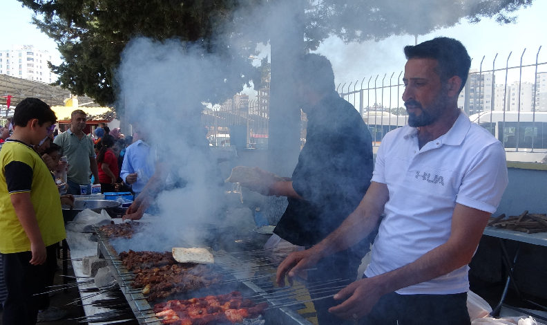 Okul bahçesinden kebap dumanları yükseldi
