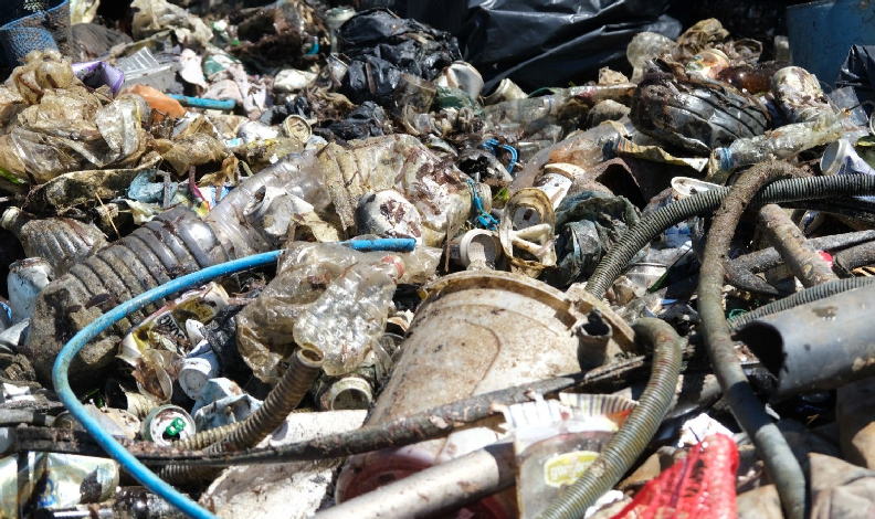 Deniz dibinden 2,5 ton çöp çıktı