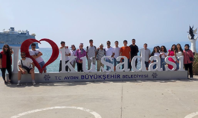Aydın Gençlik Merkezi’ndeki üniversiteli gençler, gerçekleştirilen kültür gezileriyle hem Aydın’ı daha yakından tanıyor hem de doğayla iç içe bir gün geçiriyor.