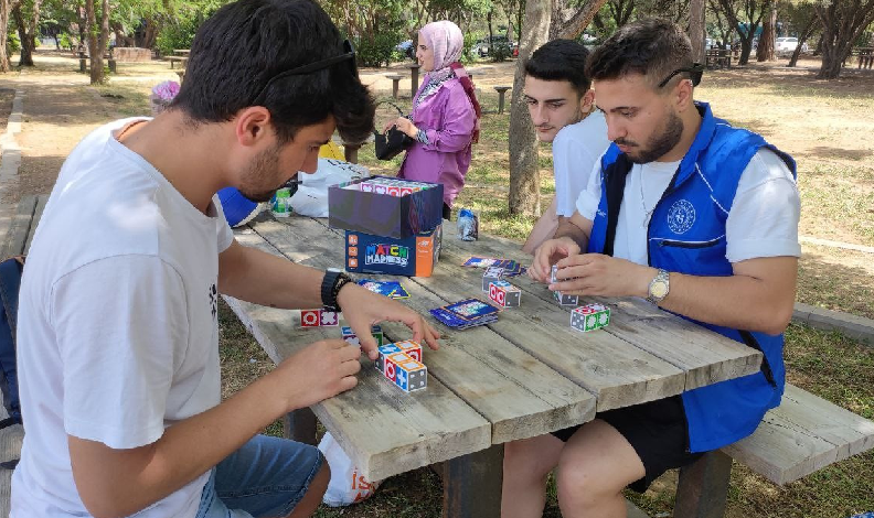 Aydın Gençlik Merkezi’ndeki üniversiteli gençler, gerçekleştirilen kültür gezileriyle hem Aydın’ı daha yakından tanıyor hem de doğayla iç içe bir gün geçiriyor.
