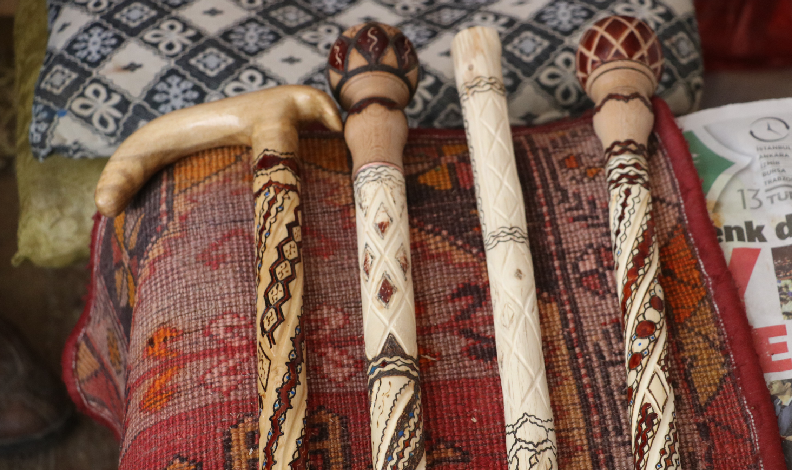Kilim motiflerini bastona işliyor
