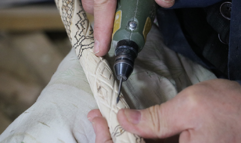 Kilim motiflerini bastona işliyor