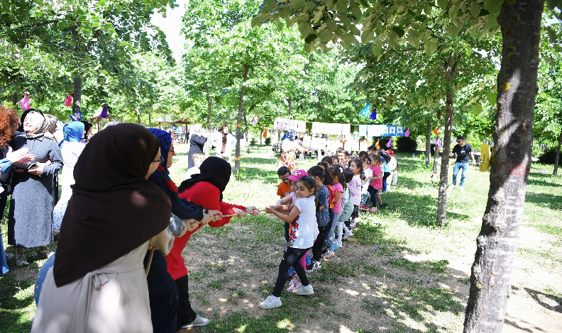 Çocuk kulübü, piknikte eğleniyor