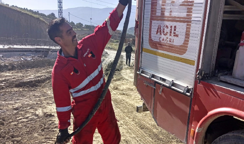 Kocaman yılanı elleriyle yakaladı