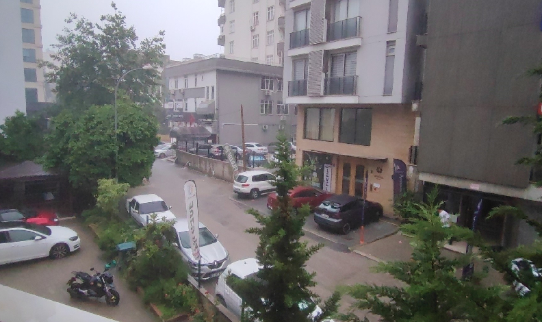 Sabah başlayan yağmur yolları göle çevirdi