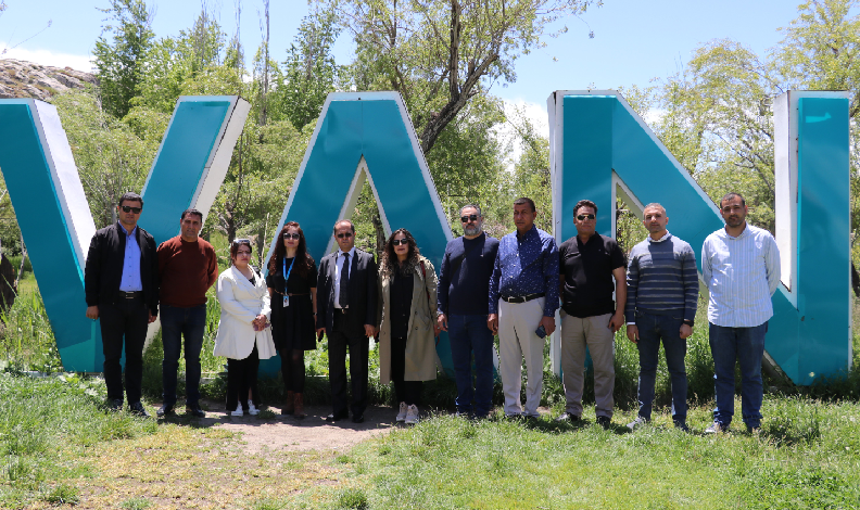 TÜRSAB Doğu Anadolu Bölge Başkanlığı ile turizm ve seyahat acenteleri tarafından düzenlenen info kapsamında Van’a gelen Iraklı turistler, kentin tarihi ve turistik yerlerini gezdi.