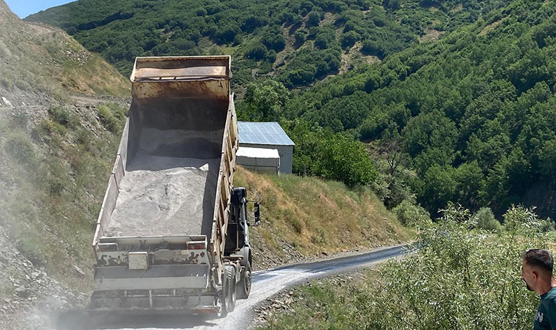 Muş’ta etkili olan sıcaklar asfaltı eritti