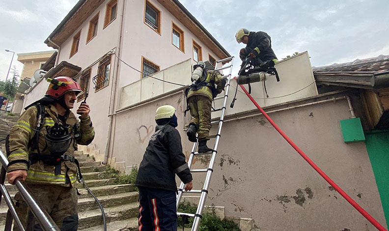 Bursa’da müstakil ev küle döndü