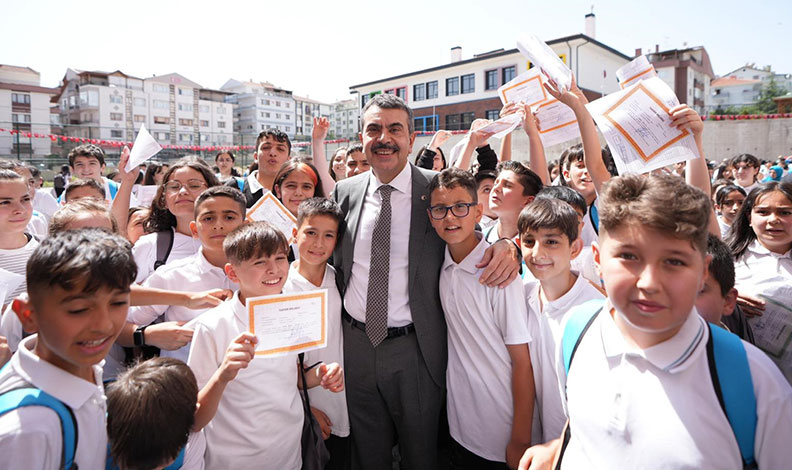 Yusuf Tekin öğrencilere karne dağıttı