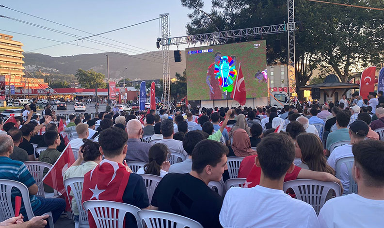 Bursa’da milli maçlar için dev ekranlar kuruldu