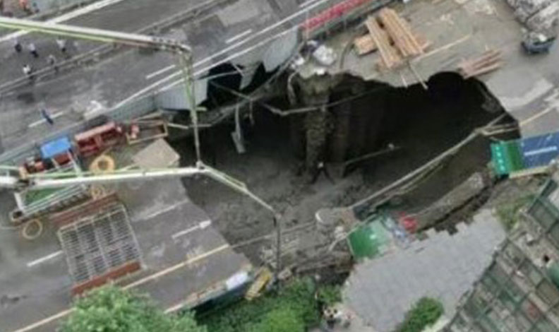 Çin’de metro inşaatı yakınlarında yol çöktü, 2 metrelik çukur oluştu