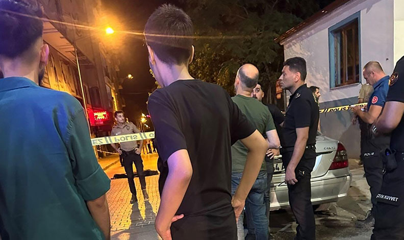 Önce kız arkadaşını sonra kendini vurdu