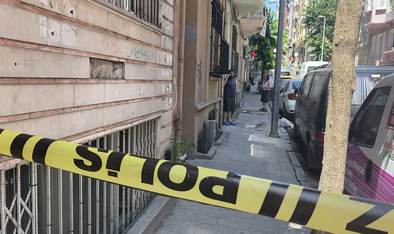 Eşine saldıran adamı bıçaklayarak öldürdü