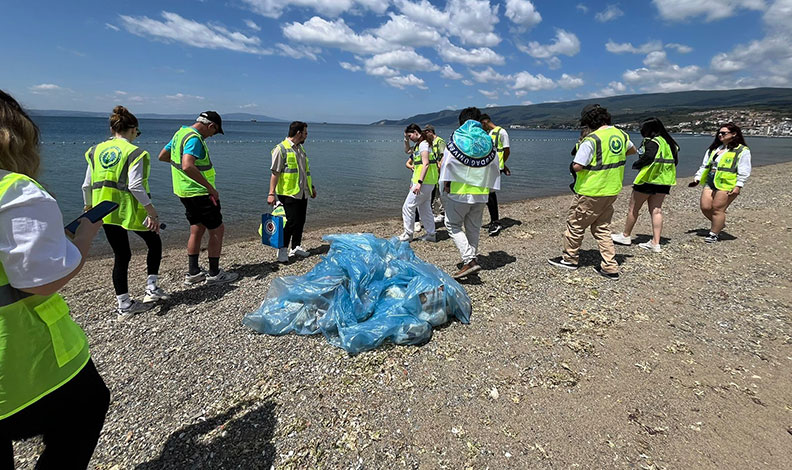 Üniversite öğrencileri sahildeki katı atıkları topladı