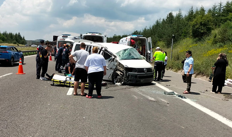 TEM’de minibüs takla attı: 1 ölü, 10 yaralı