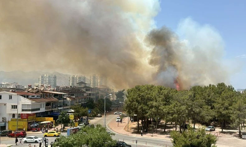 Antalya’da yerleşim yerine yakın ağaçlık alanda yangın