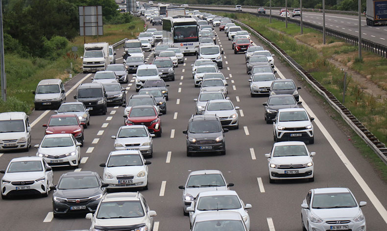 Tatilcilerin trafik çilesi sürüyor