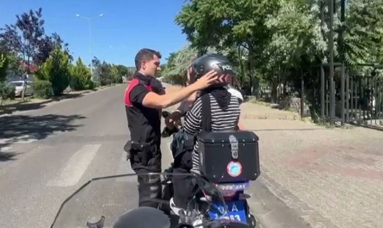 Kimliğini unutan öğrencinin imdadına Yunus polisleri yetişti