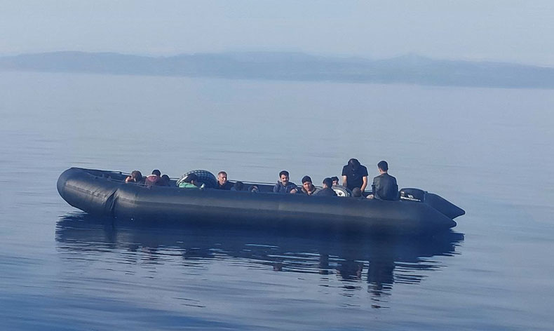 9’u çocuk 22 düzensiz göçmen kurtarıldı