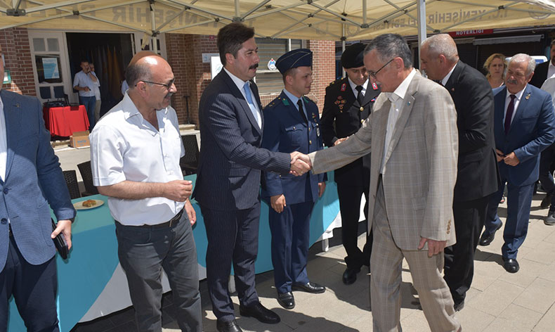 Yenişehir halkı Belediye Meydanı’nda bayramlaştı
