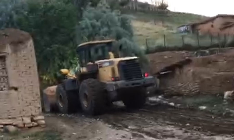 Başkale’de yollar dereye döndü