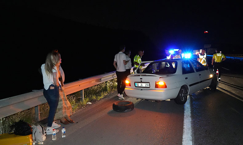 Tekeri kopan otomobil bariyere çarptı
