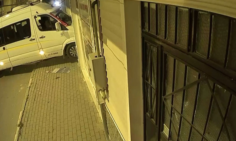 Kalp spazmı geçiren şoför dükkana daldı