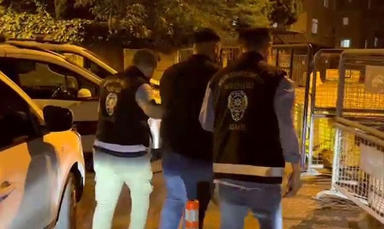 Elinde silahla araç sürüp yoldan geçenleri korkuttu