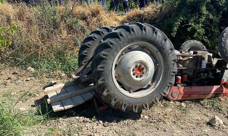 Kontrolden çıkan traktör devrildi