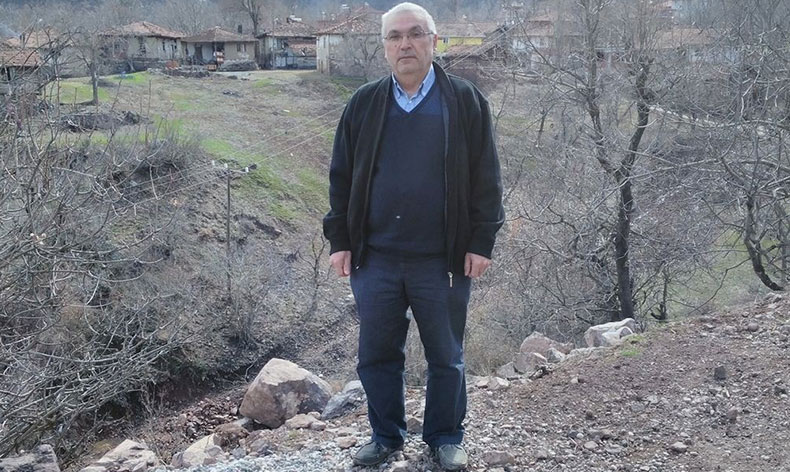 Traktörü ile şarampole devrilen muhtar hayatını kaybetti