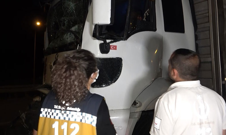 Tıra arkadan çarpan kamyonetin sürücüsü şoför kabininde sıkıştı