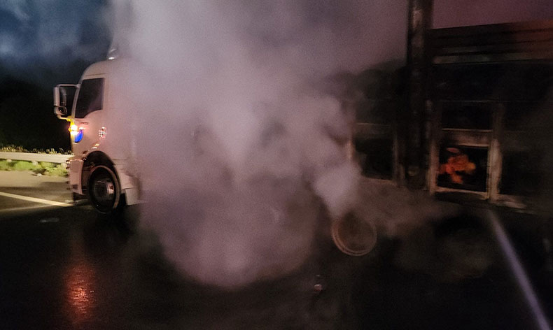 TEM’de alev alan kamyon küle döndü