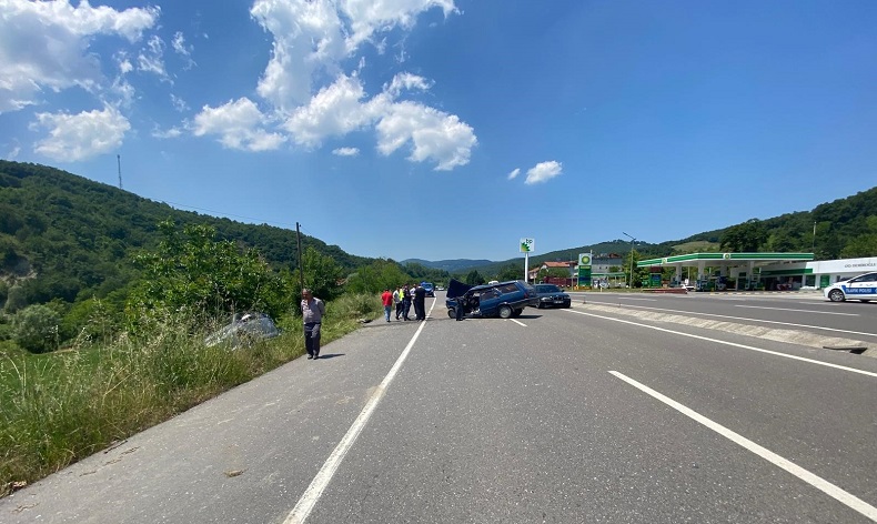 Zonguldak’ta iki araç kafa kafaya çarpıştı