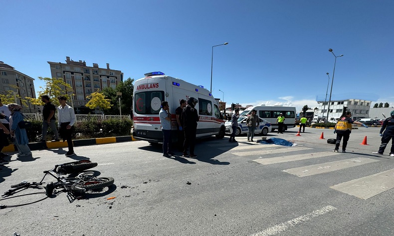 Beton mikserinin çarptığı bisikletli hayatını kaybetti