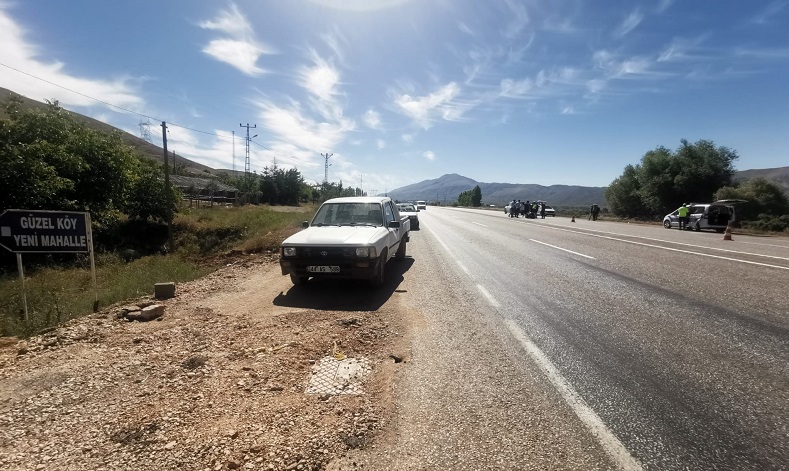 Motosiklet ile kamyonet çarpıştı