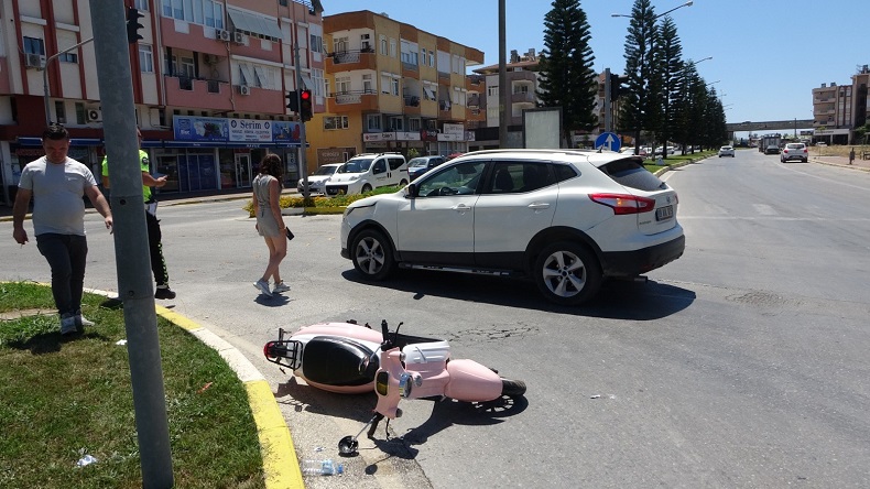 Motosiklet ile otomobil kavşakta çarpıştı