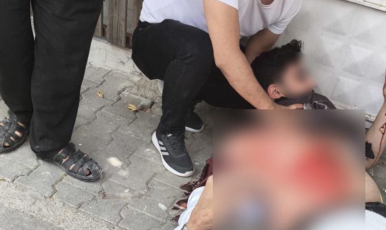 Sokak ortasında bıçaklandı