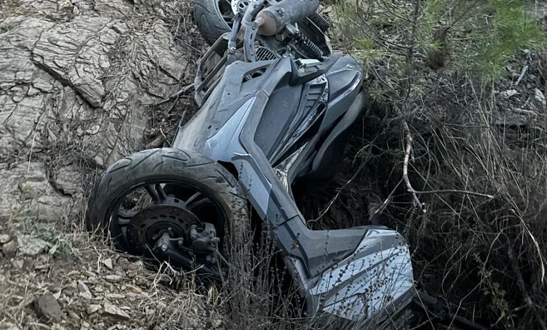 Motosikletiyle 30 metrelik uçurumdan yuvarlanan sürücü yaralandı