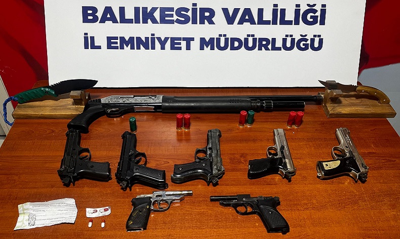 Halının içine saklanan uyuşturucu taciri yakayı ele verdi