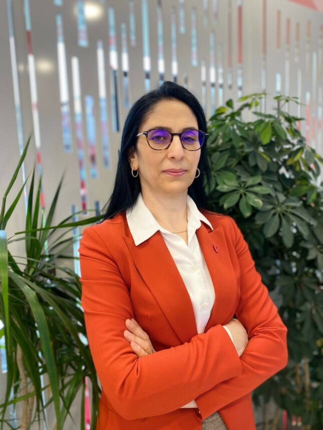 14 YILLIK BEYAZ EŞYA SERVİS VE SATIŞ TECRÜBESİ OLAN ÖZNUR KURT, VATANDAŞLARI SOSYAL MEDYADA UYARIYOR (MEHMET BULDU/BURSA-İHA)
Bursa'da beyaz eşya mağazası bulunan esnaf Öznur Kurt, sosyal medya hesabından tüketici için faydalı bilgiler paylaşarak 10 milyon kişiye ulaştı. Klimanın fazla sarfiyatını önlemekten, bulaşık makinesinin buğulu yıkamasını engellemeye, elektrik süpürgesinin verimli çalışmasına kadar çok sayıda video çeken Öznur Kurt, "Ben işimi severek yapıyorum. İnsanlara yararlı bilgiler paylaştığım için çok mutluyum. Herkesten hayır dua alıyorum, müşterilerimi de bilinçlendirdiğim için herkes kazanıyor" dedi.