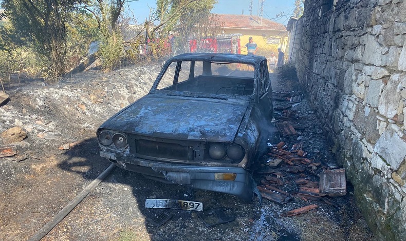 Kuru ot yangını bir otomobili küle çevirdi