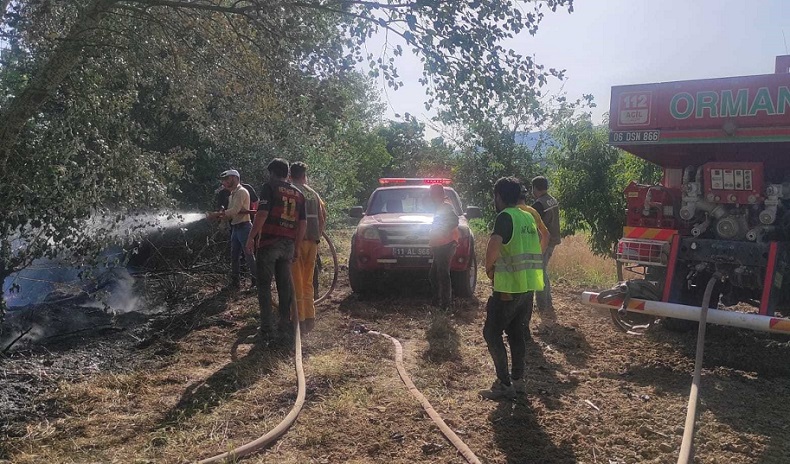 Nehir kenarında çıkan yangın kısa sürede söndürüldü