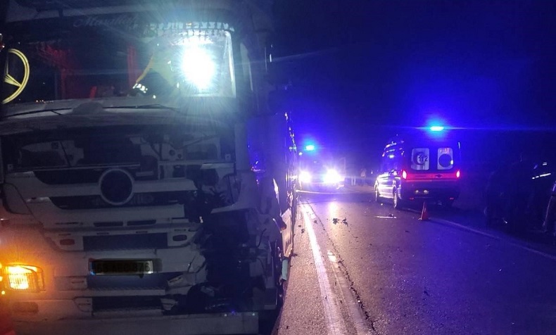 Tır ile çarpışan motosiklet sürücüsü hayatını kaybetti
