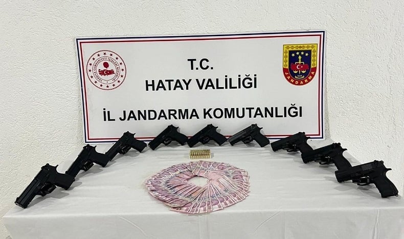 Şüpheli şahsın aracından 9 tabanca ele geçirildi