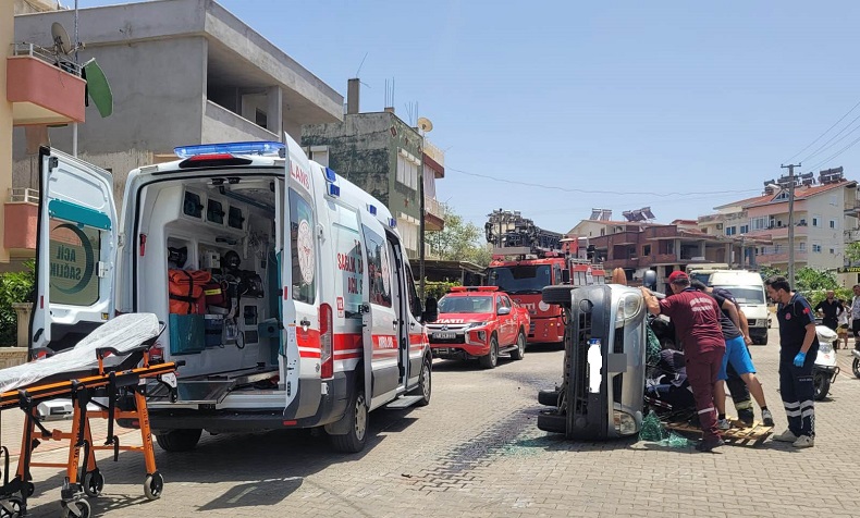 Otomobille hafif ticari araç çarpıştı