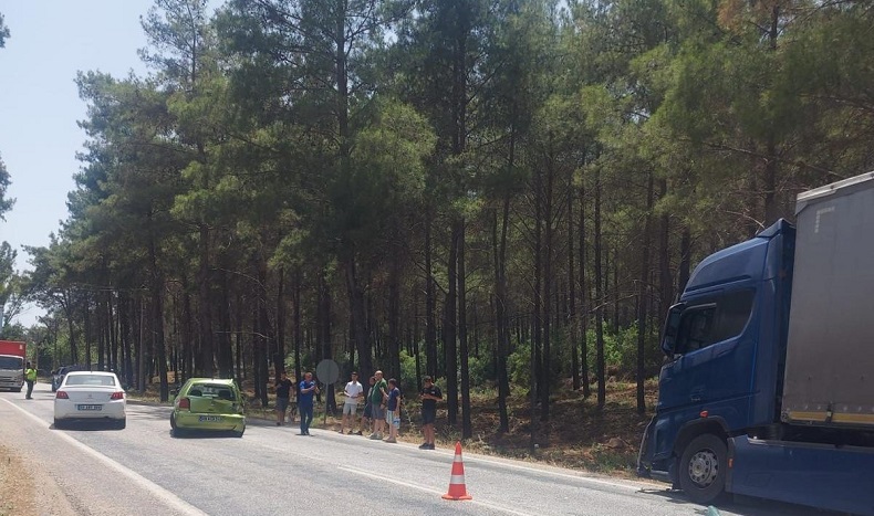 Marmaris’te tır otomobile çarptı: 1 yaralı