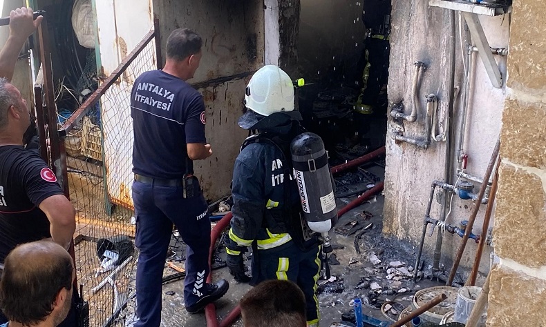 Depoda çıkan yangın eve sıçrar sıçramaz söndürüldü