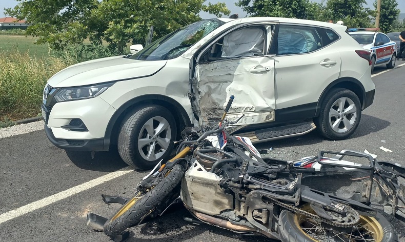 Ayvalık’ta motosiklet ile otomobil çarpıştı