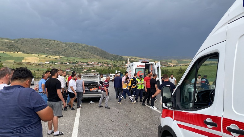 Ankara’da 3 araç birbirine girdi