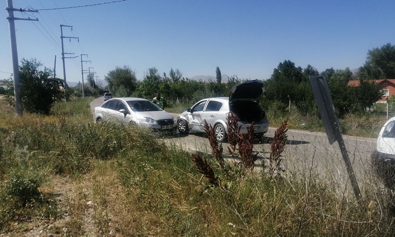 Otomobiller kafa kafaya çarpıştı: 3 yaralı